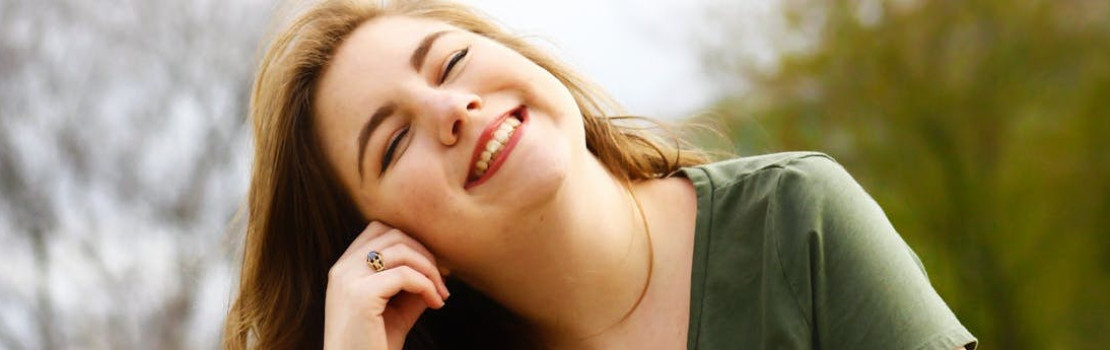 Husté vlasy nemusia byť snom, stačí im dopriať tú správnu starostlivosť. Foto: Pexels.com