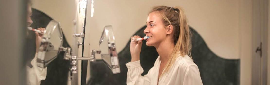 Niektoré zubné pasty dokážu vybieliť zuby, no dôležitý je aj zdravý životný štýl. Foto: Pexels.com