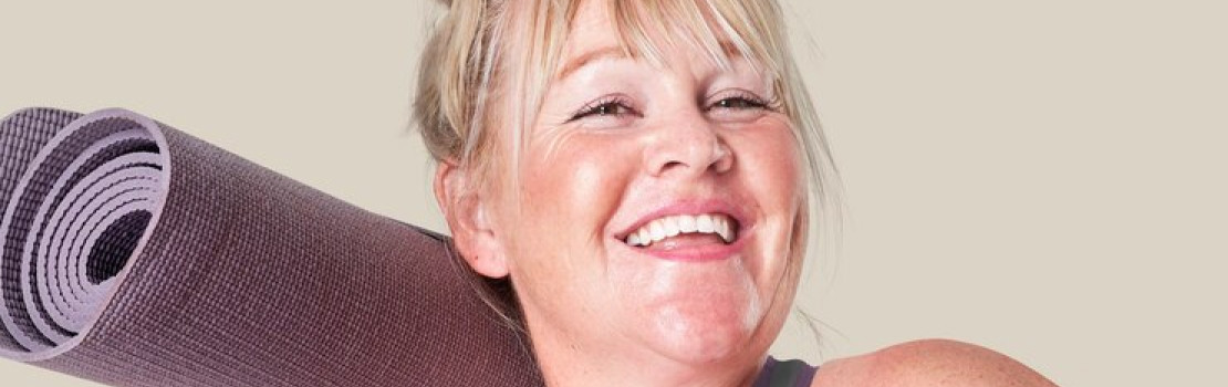 Žena v menopauze cvičí a stará sa o svoje zdravie počas chudnutia