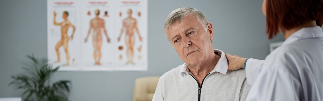Lekár urológ v súkromnej ambulancii s mužským pacientom