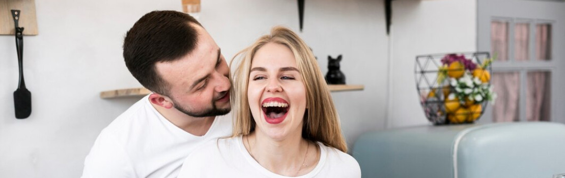 Muž v objatí partnerky, symbol spokojnosti a vyriešeného problému s intimitou