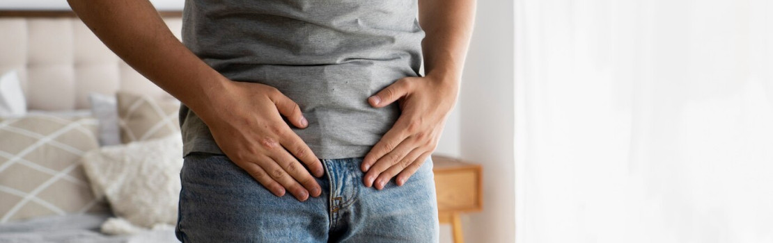 Zrelý muž konzultuje so svojím urológom zdravie prostaty