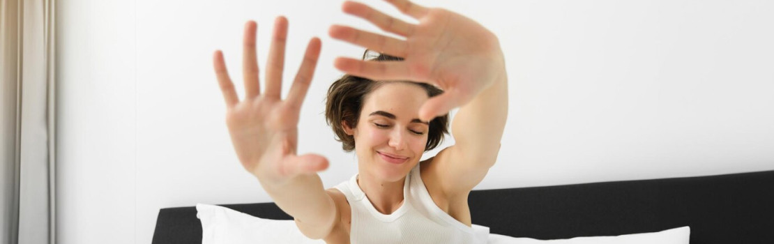 Muž alebo žena relaxujúci pri meditácii, príjemný pokojný moment pre telo a myseľ