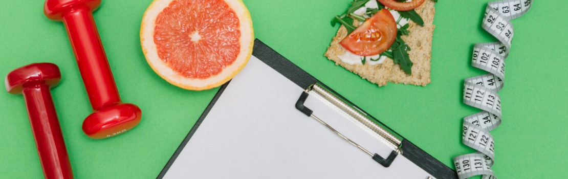 Farebný tanier s ovocím, zeleninou a celozrnnými potravinami ako symbol zdravého jedálnička