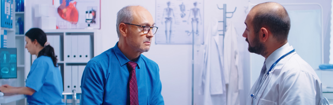 Lekár drží skúmavku s krvou na PSA test, symbol včasnej prevencie rakoviny prostaty