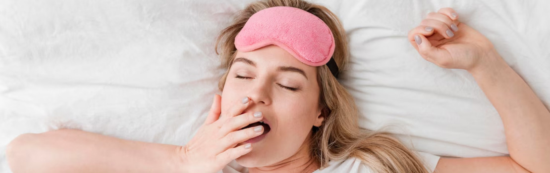 Nespokojný muž ležiaci v posteli s problémami so spánkom