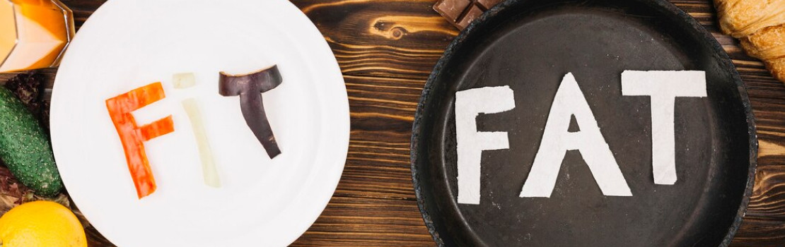 Žena cvičiaca a držiaca balenie Zerex Losing Weight ako súčasť zdravého chudnutia