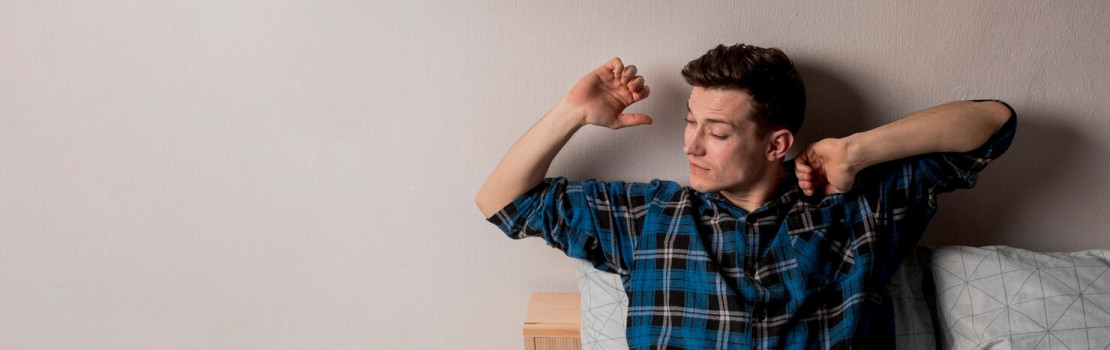 Osoba prežívajúca stres a hľadajúca uvoľnenie, ilustrujúca vplyv chronického stresu na zdravie