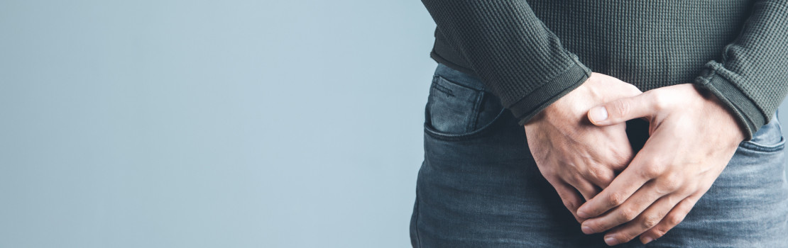 Muži počas diskusie o prevencii a liečbe rakoviny prostaty v podpore skupiny