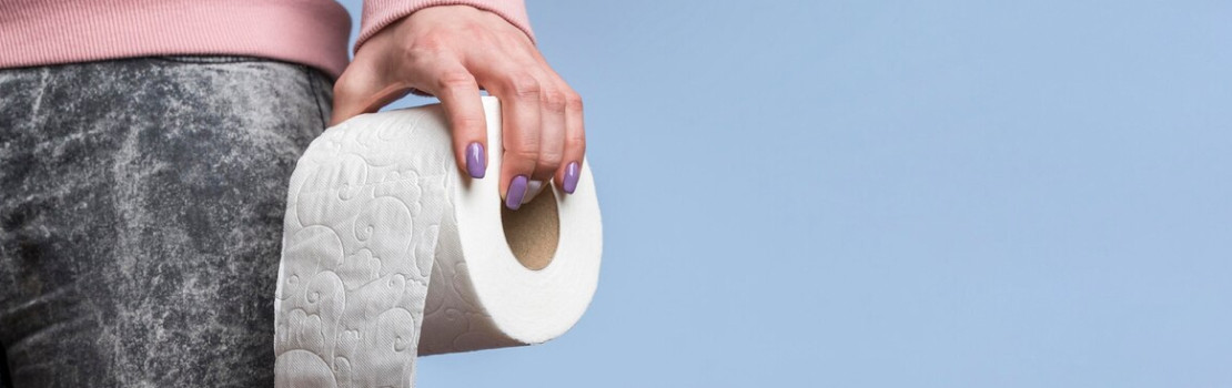 Žena trpiaca bolesťami brucha, držiaca sa za žalúdok – symbol chronickej hnačky