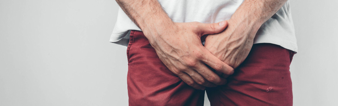 Muž v noci na toalete – typický príznak zväčšenej prostaty a problémov s močením
