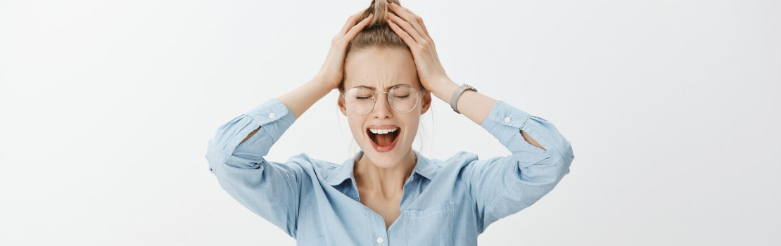 Žena meditujúca v prírode – symbol vnútornej rovnováhy a úľavy od stresu vďaka Ashwagandhe