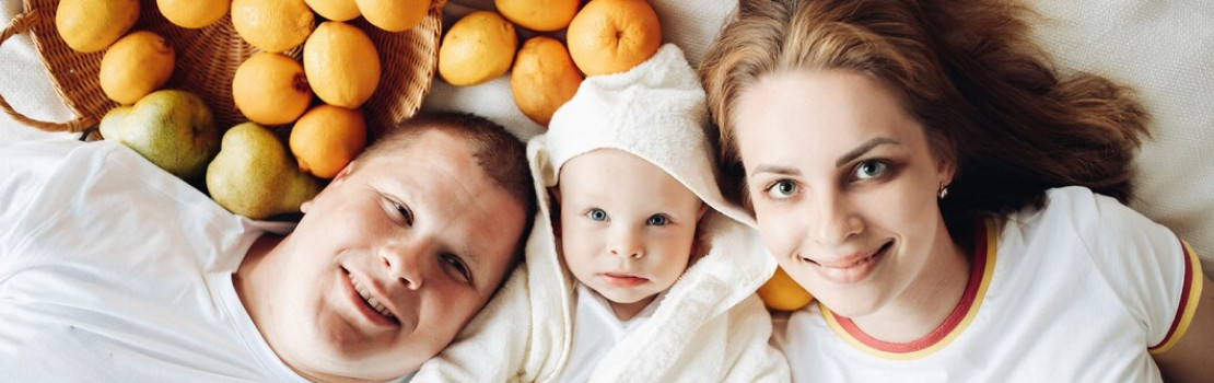 Unavené bábätko plačúce v postieľke počas nočného prebudenia