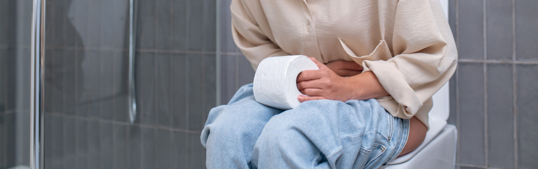 Žena s rukami na podbrušku trpiaca prechladnutím močových ciest