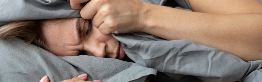 Unavený človek v posteli, neschopný zaspať kvôli nespavosti