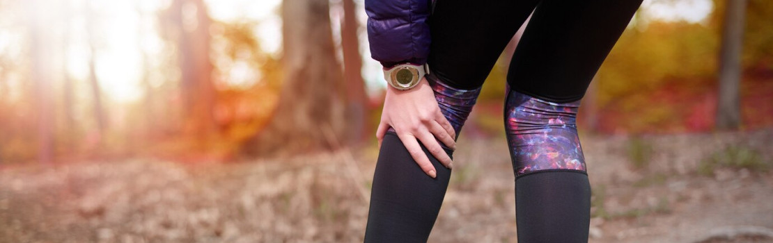 Žena si masíruje unavené nohy po dlhom dni – úľava a regenerácia nôh