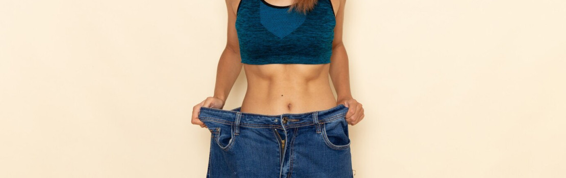 Zdravé suroviny a detoxikačné nápoje pripravené na podporu chudnutia a očistu tela