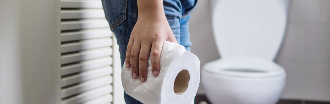 Muž drží ruku na podbrušku – ilustrácia problémov s prostatou a močením