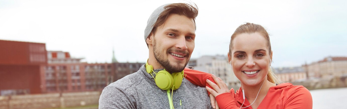 Ilustrácia ženy cvičiacej a užívajúcej prípravok na chudnutie Zerex L-Carnitine