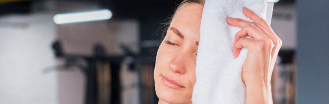 Farebné poháre čerstvých džúsov z ovocia a zeleniny na detoxikáciu a chudnutie.