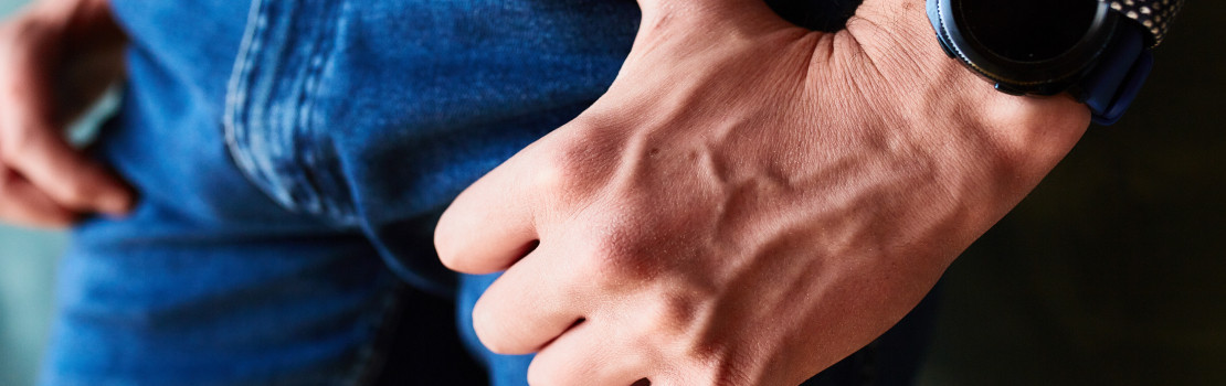 Lekár vysvetľuje pacientovi vyšetrenie prostaty – prevencia a zdravie mužov.