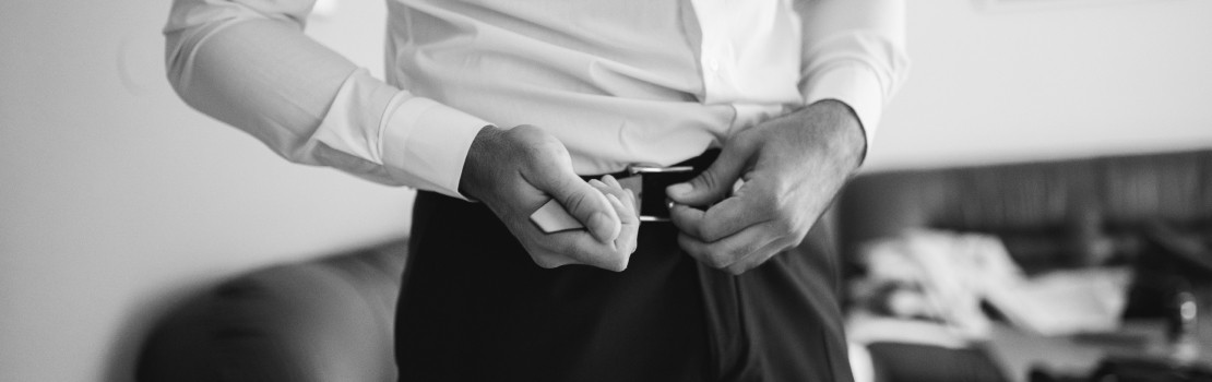 Muž držiaci sa za podbruško ako symbol problémov s prostatou