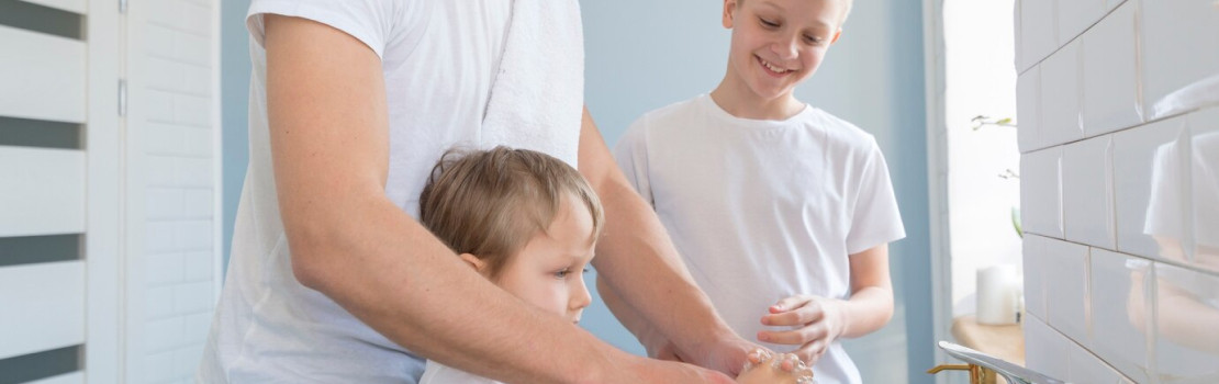 Dieťa s rukami na bruchu vyjadrujúce bolesť a tráviace ťažkosti