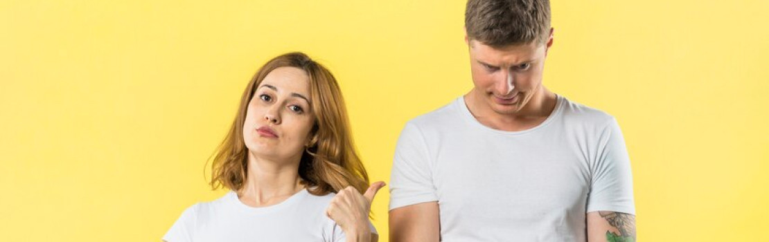 Muž sedí v čakárni u urológa, vyjadruje obavy o zdravie prostaty