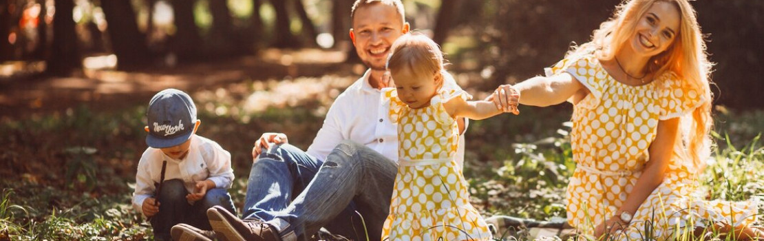 Novorodenec v plienke s rukou matky jemne položenou na brušku