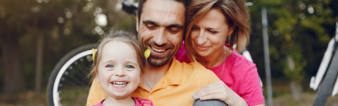Bábätko na prebaľovacom pulte so starostlivou mamou vedľa