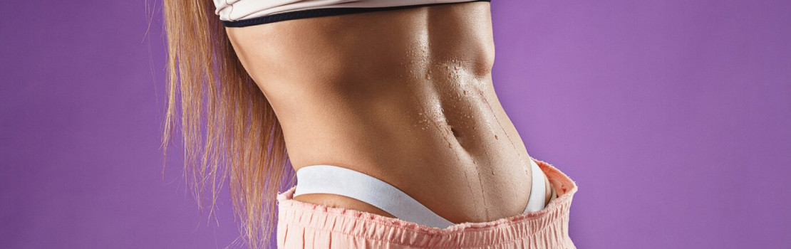 Žena aplikuje náplasť na chudnutie na brucho – jednoduchá pomoc pri chudnutí