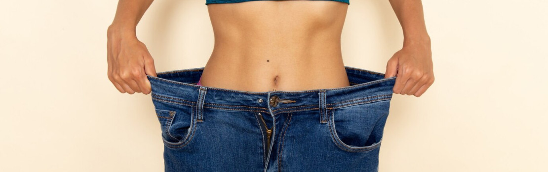 Sklenený pohár s proteínovým kokteilom – zdravá náhrada jedla pri chudnutí