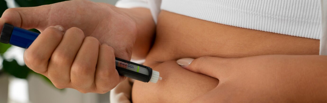 Glukomer a zdravé jedlo na stole – symbol boja s cukrovkou prirodzenou cestou