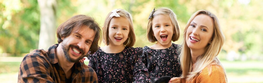 Ilustrácia zdravých kostí a kĺbov s doplnkom kolagénu – podpora pevnosti a pohyblivosti