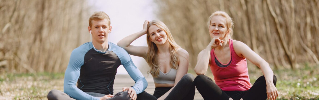 Ilustrácia zdravého kĺbu s doplnkami výživy – glukozamín, kolagén, MSM pre pohyblivosť