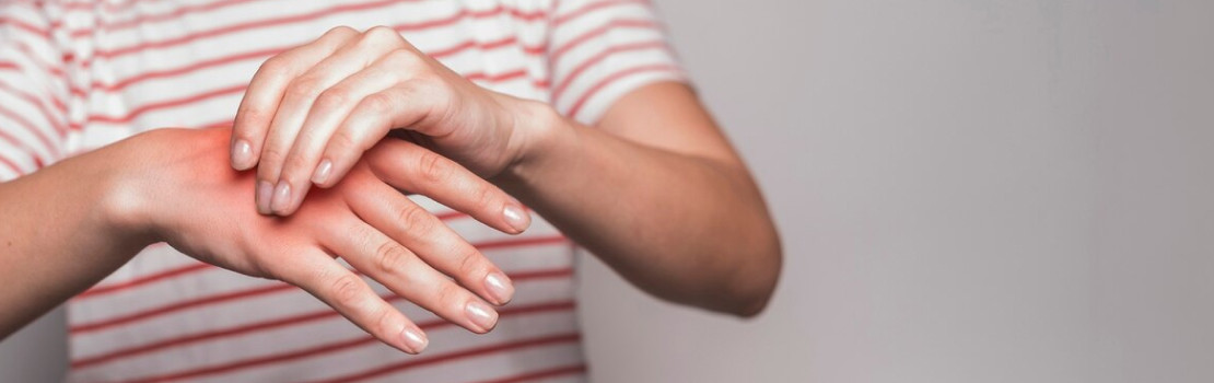 Zlomenina zápästia na röntgenovom snímku s produktom Zerex Athrex 800 pre podporu kĺbov.