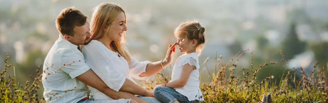 Čerstvé huby Enoki pripravené na varenie vedľa doplnku Zerex Chaga Extrakt na podporu zdravia.