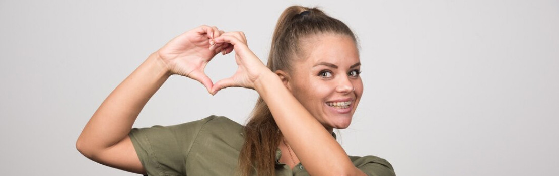 Srdce obklopené vitamínmi a minerálmi pre kardiovaskulárne zdravie