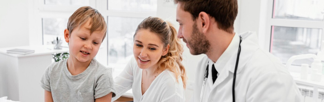 Zlomená noha v sadre a doplnky na podporu hojenia kosti