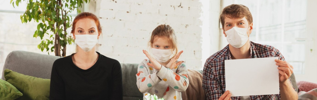 Usmiate dieťa držiace Zerex Kids Multi sirup s ovocím v pozadí