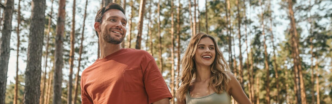 Hubár s košíkom húb v lese a Zerex Chaga Extrakt ako prírodná podpora zdravia