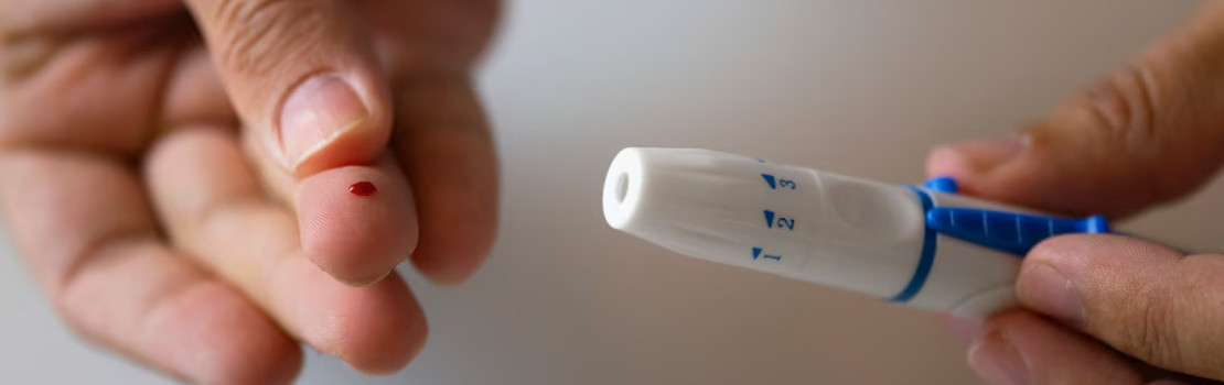 Ilustrácia príznakov zvýšeného cukru v krvi a prírodnej podpory pomocou výživového doplnku.