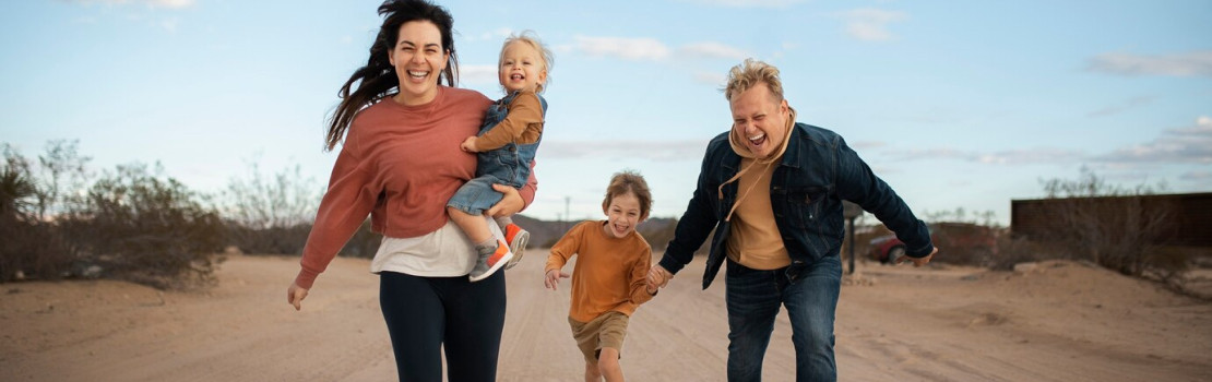 Ilustrácia bolesti kĺbov a účinku výživového doplnku Zerex Athrex 800 na regeneráciu chrupavky.