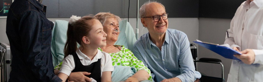 Ilustrácia liečby osteoporózy a doplnku Zerex Athrex 800 podporujúceho zdravé kosti a kĺby.