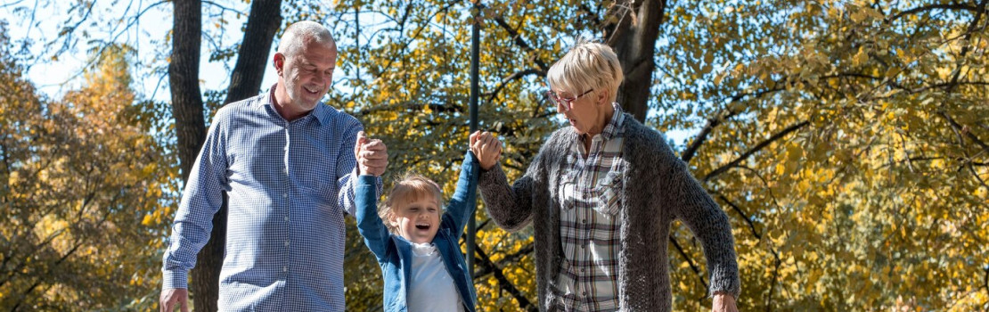 Usmievajúce sa dieťa s teplým obkladom na brušku a Zerex Enzemax ako prírodná pomoc pri detskom trávení.