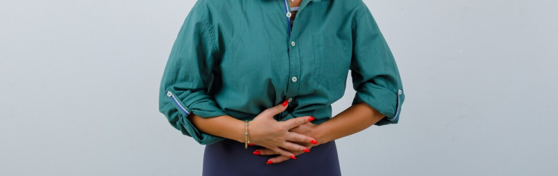 Žena s bolesťou žalúdka po jedle – úľava s doplnkom Zerex Enzemax