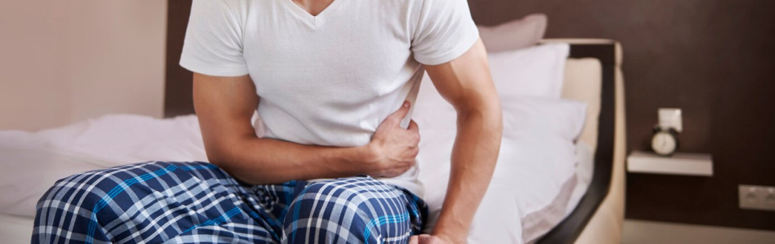 Muž s bolesťou brucha po jedle – úľava vďaka Zerex Enzemax