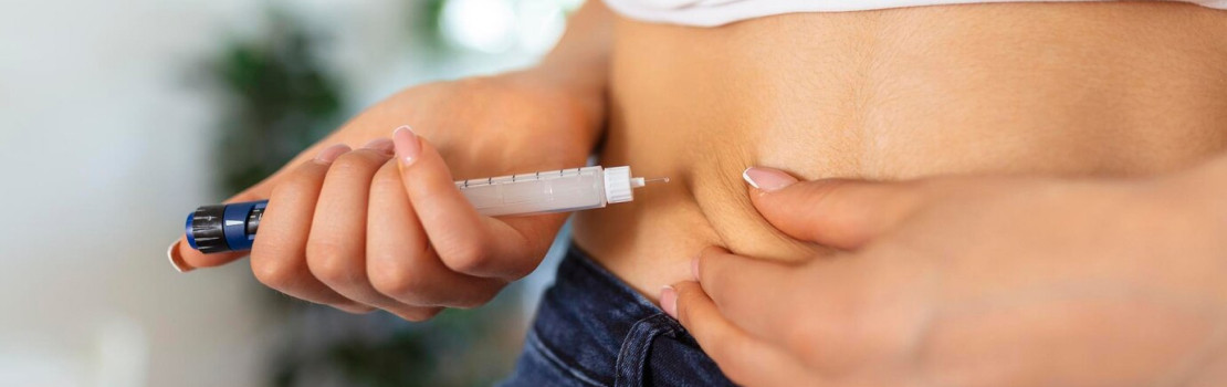 Zdravý tanier plný potravín vhodných pre diabetikov a doplnok Dialexin Balance