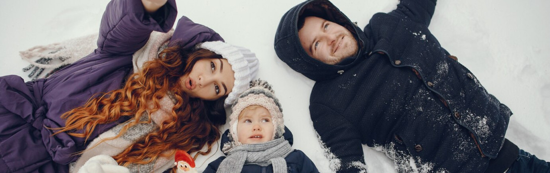 Šťastné dieťa s ovocím a vitamínmi ako symbol silnej imunity a zdravého životného štýlu