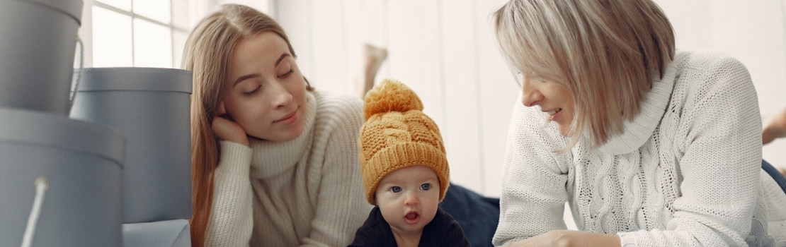 Dieťa s vitamínmi a ovocím – symbol zdravia a silnej imunity u detí